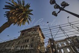 Image du Maroc Professionnelle de  Petit à petit L’hôtel Lincoln située sur le Boulevard Mohammed V à Casablanca quitte ce monde. Construit par des matériaux poreux et sans étanchéité au début du 20e siècle. Déjà en 1989 suite aux accidents qui ont causé des morts et plusieurs blessés, le bâtiment a été vidé avec cessation de toute activités des commerces et cafés. La construction risquait de s’écrouler à tout moment car elle était instable selon le rapport de l’expertise. Suite aux fortes pluies et rafales de vent qui se sont abattues sur Casablanca en Février 2009, une partie de l’édifice s’est effondrée. Maintenant gisant sur le sol et réduite en miettes, la moitié de la façade de ce lieu mythique.  Dix ans après l’écriture de ce texte rien n’a été fait ! Renaîtra-t-il de ses poussières un jour après ces dramatiques chutes mortelle ? Samedi 21 Mars 2009. (Photo / Abdeljalil Bounhar) 